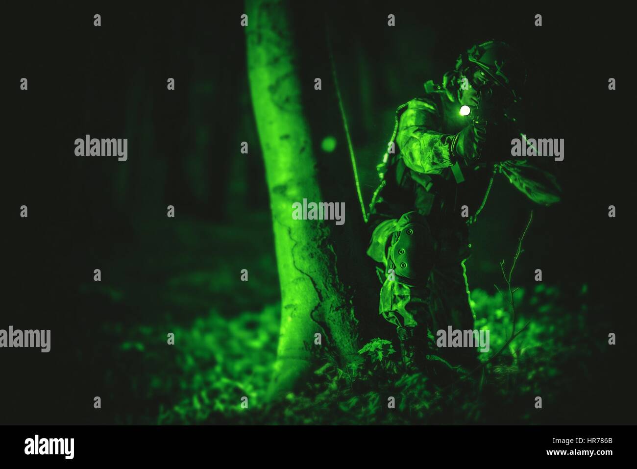 Soldat im Nachtsicht anzeigen. Militärisches Konzept Foto. Night Vision Farbe und Lärm zu benoten. Stockfoto