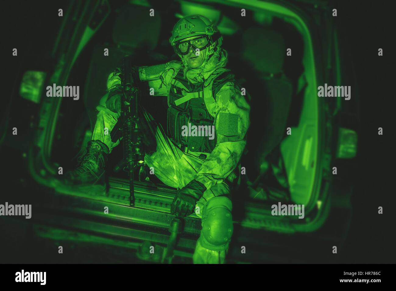 Soldat in der Van. Nachtsicht Color-Grading. Militärische Technologien. Stockfoto