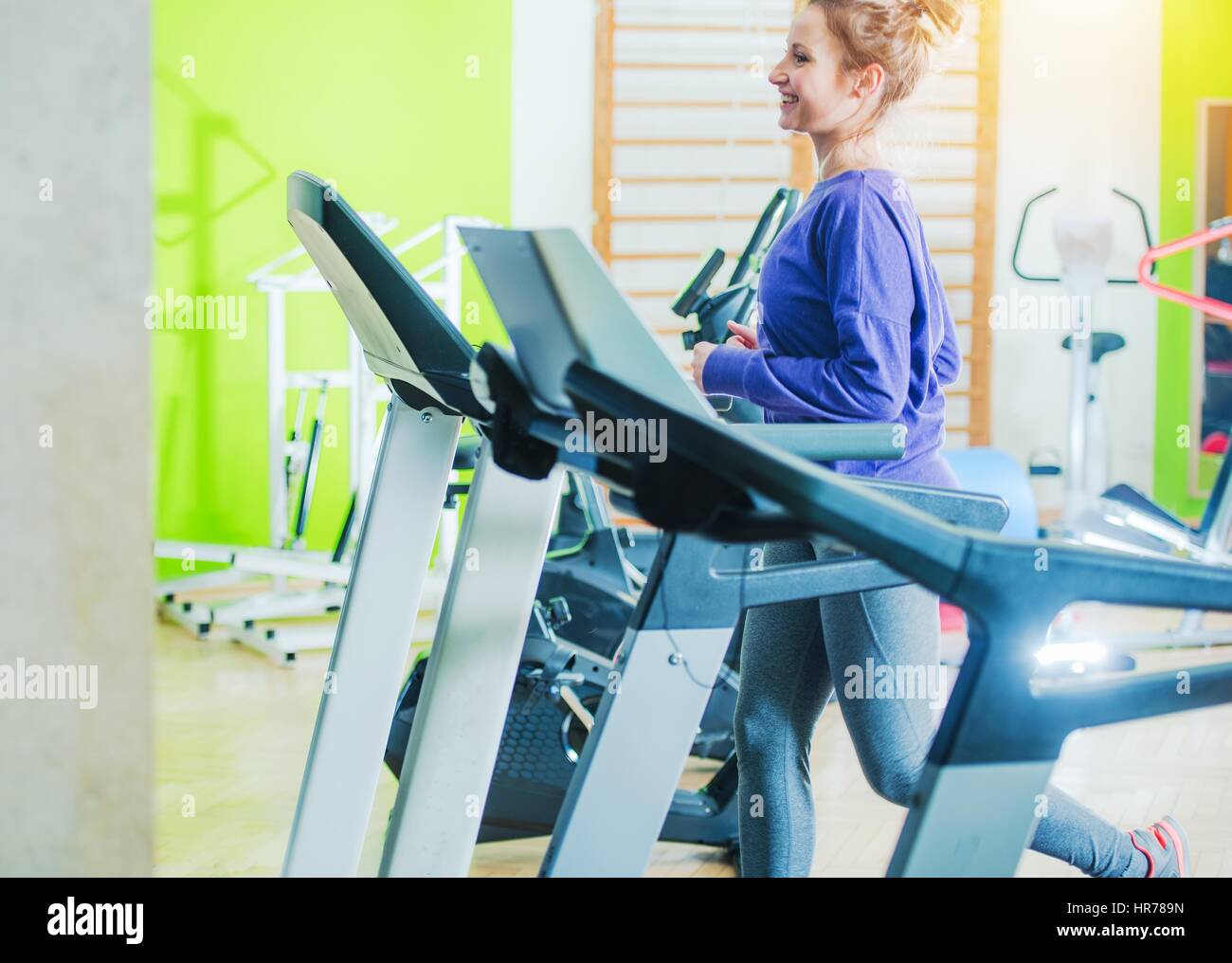 Frau auf Fitness Laufband. Kaukasische Frau Workout im Fitness-Center. Stockfoto