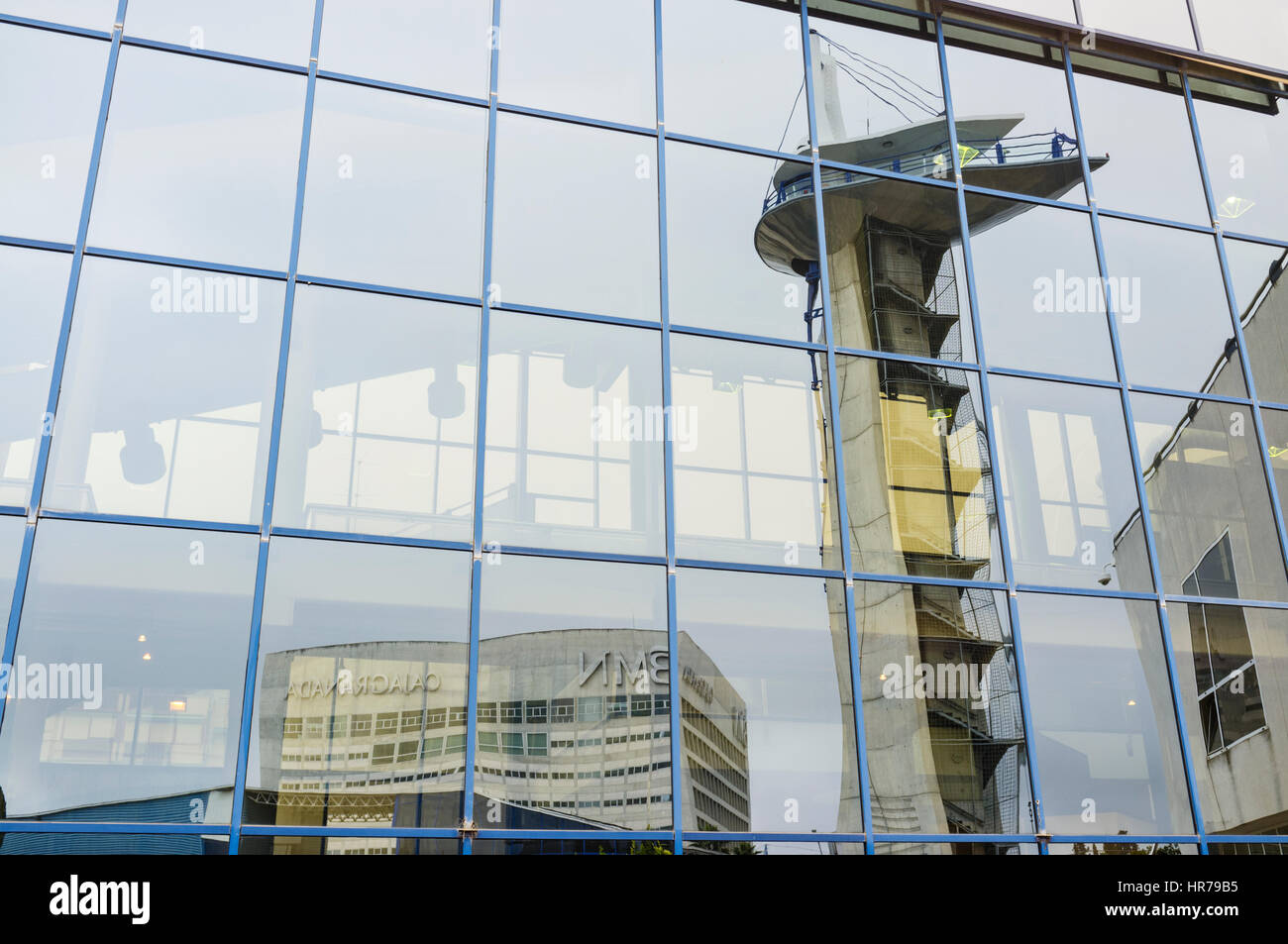 Wachturm des Parque de Las Ciencias und BMN Bank Gebäudes spiegelt sich im Hauptgebäude des Parque de Las Ciencias, Granada, Andalusien, Spanien Stockfoto