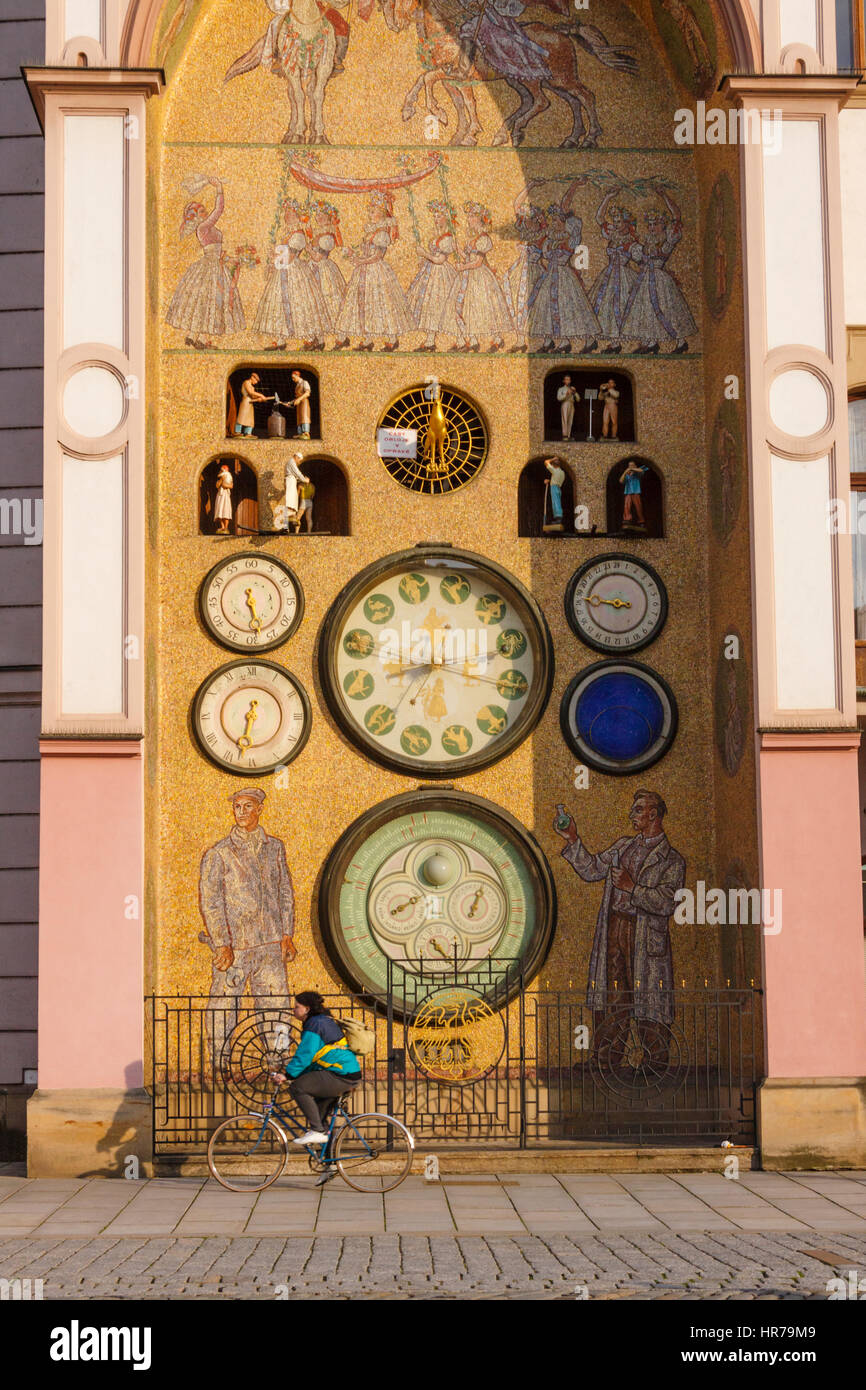 Oberen Platz Horní Nam astronomische Uhr im sozialistisch-realistischen Stil wieder aufgebaut, in den 1950er Jahren, nachdem das Original im zweiten Weltkrieg beschädigt worden war. Rathaus Olomou Stockfoto