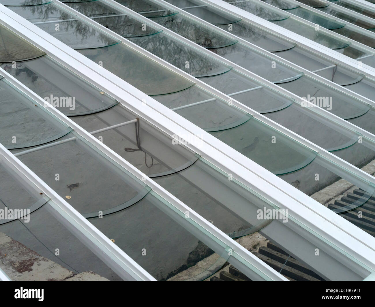 Frühbeet oder Gewächshaus Dach mit speziell geschliffenes Glasscheiben die gebogen haben Kanten welche direkten Regenwasser von hölzernen Sparren Stockfoto
