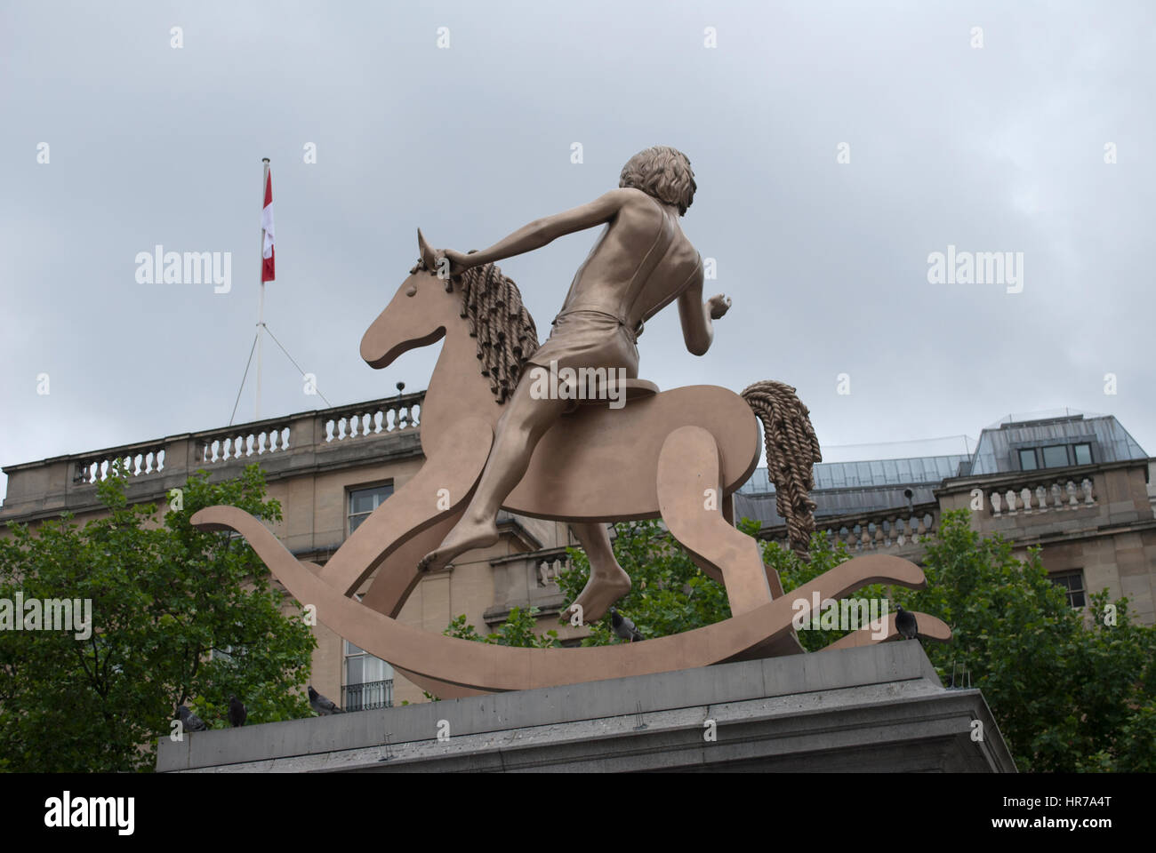 Michael Elmgreen und Ingar Dragset ist her Sockel junge auf einem Schaukelpferd Bronze Statue machtlos Strukturen, Abb. 101 in Trafalgar Square in London Stockfoto