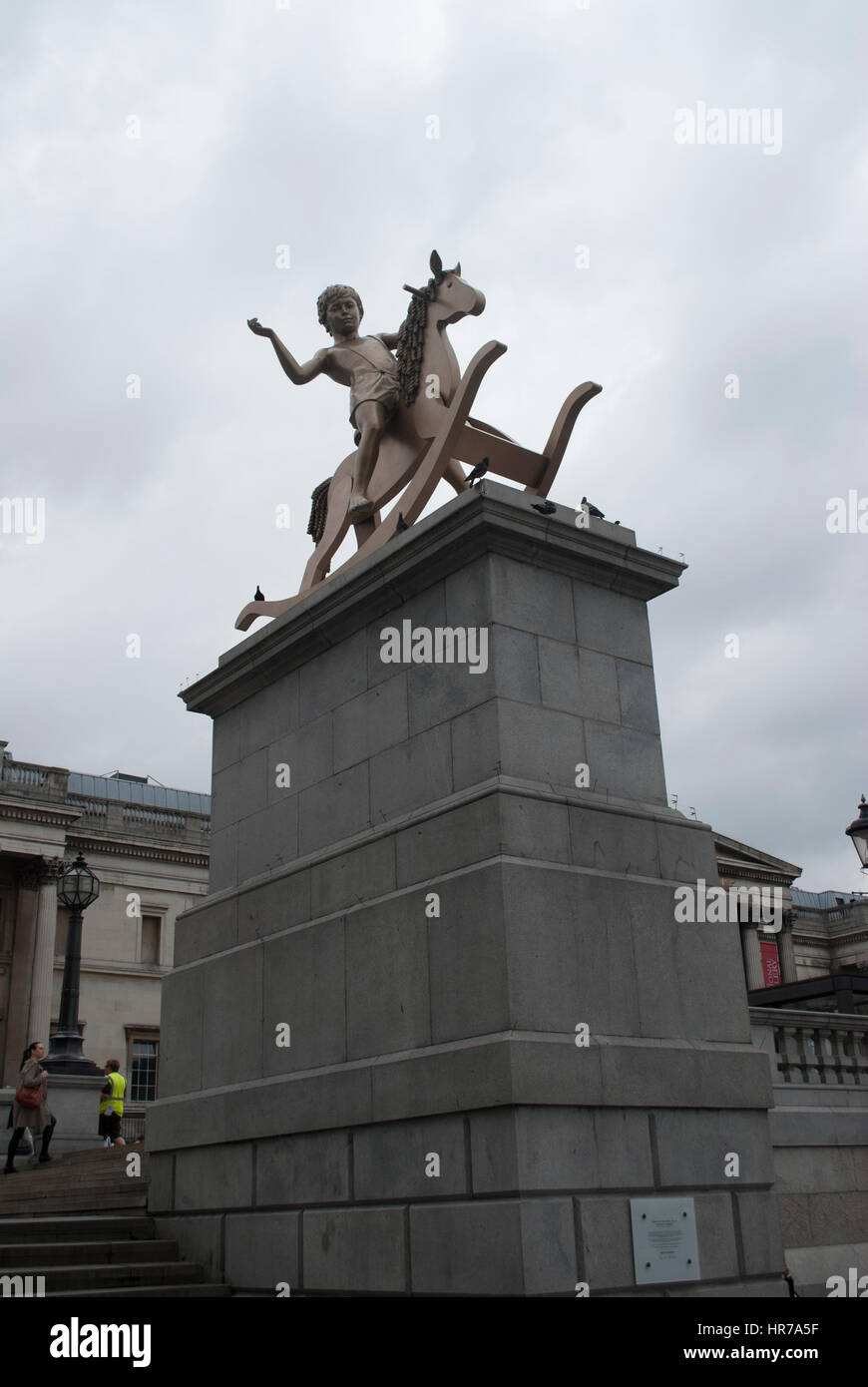 Michael Elmgreen und Ingar Dragset ist her Sockel junge auf einem Schaukelpferd Bronze Statue machtlos Strukturen, Abb. 101 in Trafalgar Square in London Stockfoto