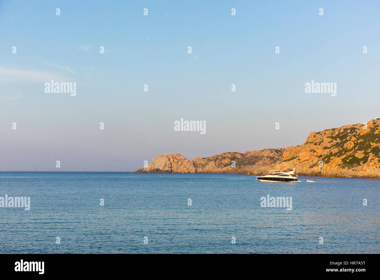 Blick auf das Luxusboot auf Santa Reparata Bucht, Capo Testa, Santa Teresa di Gallura, Sassati Sardinien Stockfoto