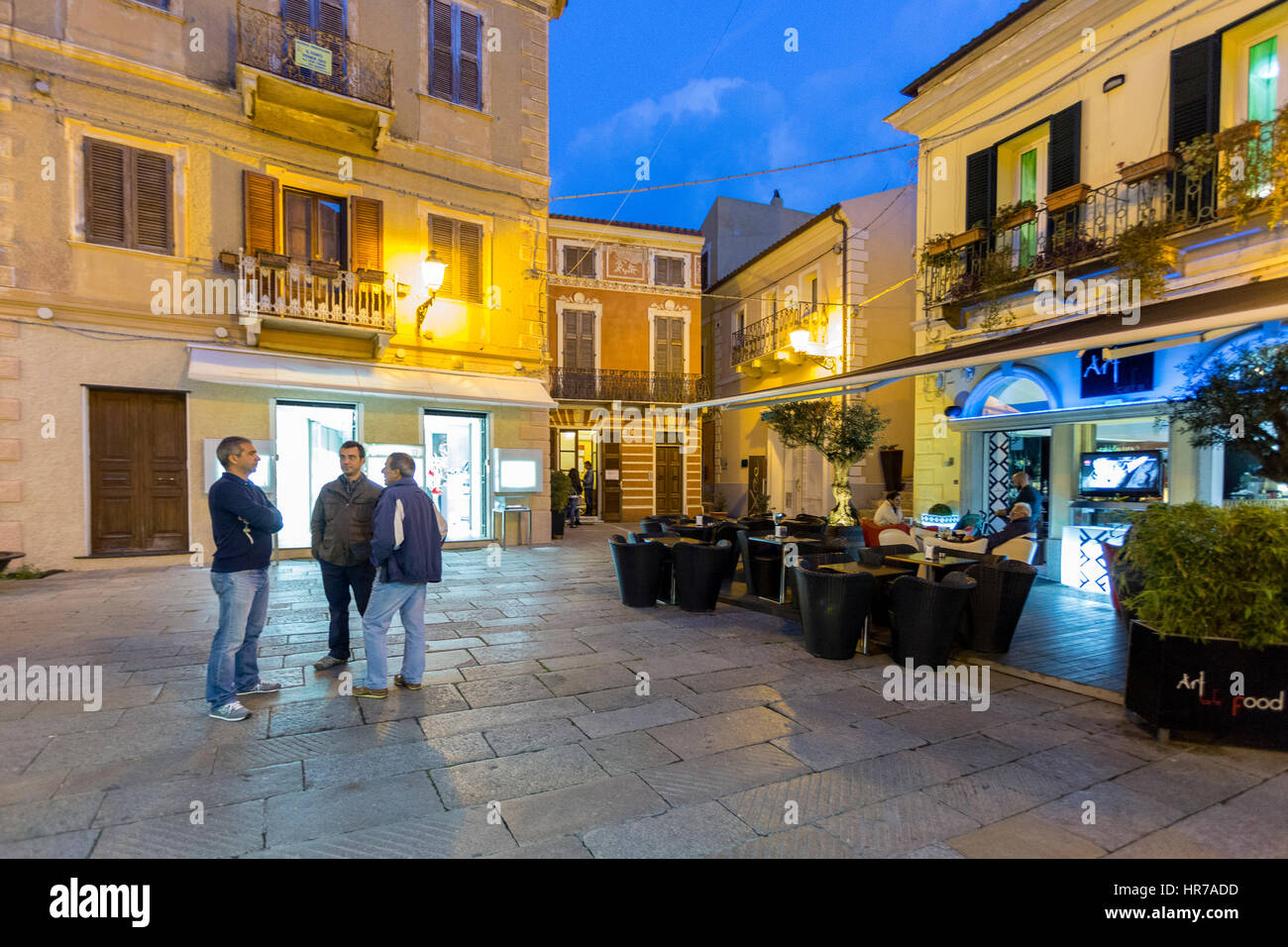 Einige Touristen entlang der Hauptstraße in La Maddalena Stadt in den Abend, Archipel von La Maddalena, Sassari, Sardinien, Italien Stockfoto