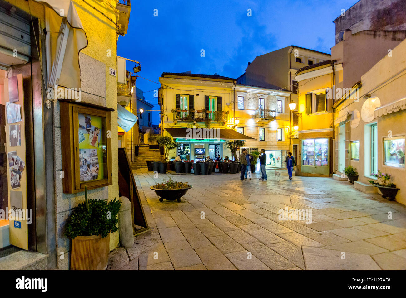 Einige Touristen entlang der Hauptstraße in La Maddalena Stadt in den Abend, Archipel von La Maddalena, Sassari, Sardinien, Italien Stockfoto