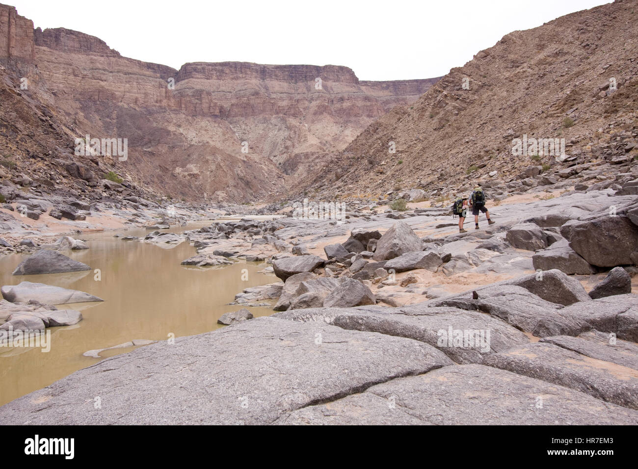 Der Fish River Canyon wandern ist eine wandernde Spur über mehrere Tage durch den harten aber aufregenden Wüstenbedingungen. Wanderer müssen gut vorbereitet sein. Stockfoto
