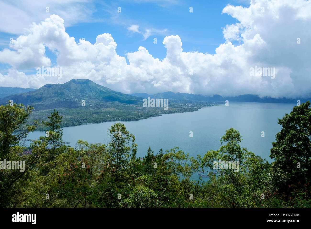 Lake Batur und Mount Batur (Gunung Batur), eine aktive Stratovulkan, gesehen vom Penelokan, KIntamani, Bali, Indonesien. Stockfoto