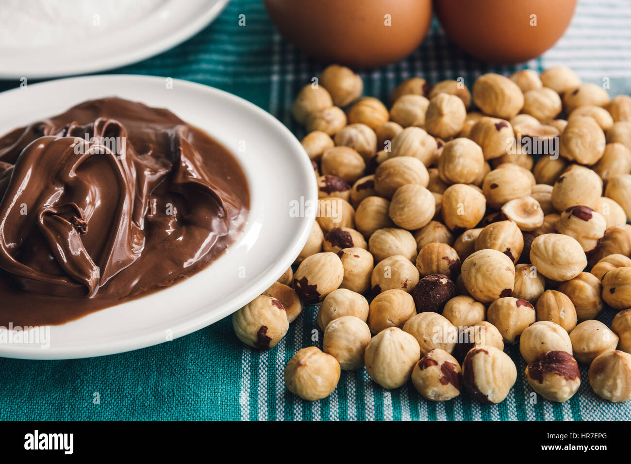 Nahaufnahme von Zutaten für Schokolade und Haselnuss Kuchen Stockfoto