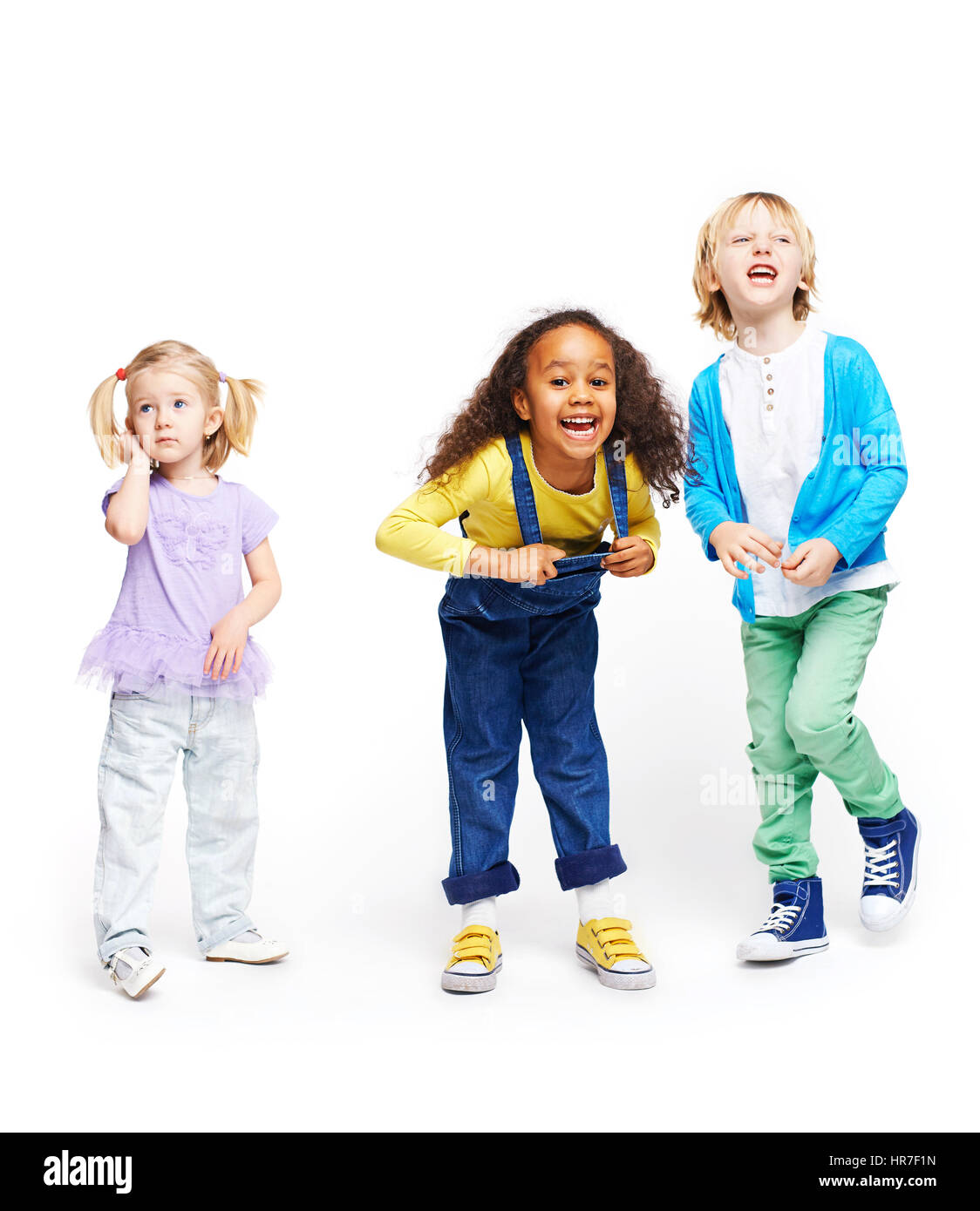 Formen von drei Kindern auf weißen Hintergrund isoliert: niedliche kleine blonde Mädchen, energetische afrikanischen Mädchen und schreiende junge Stockfoto