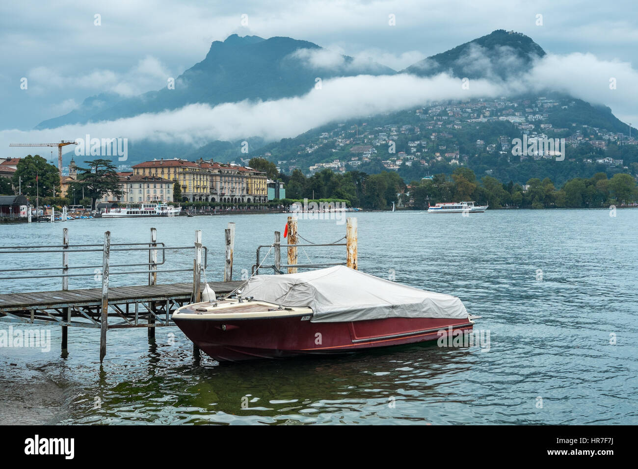 Motorboote an der Promenade des luxuriösen Resorts in Lugano am Luganer See und Alpen Stockfoto