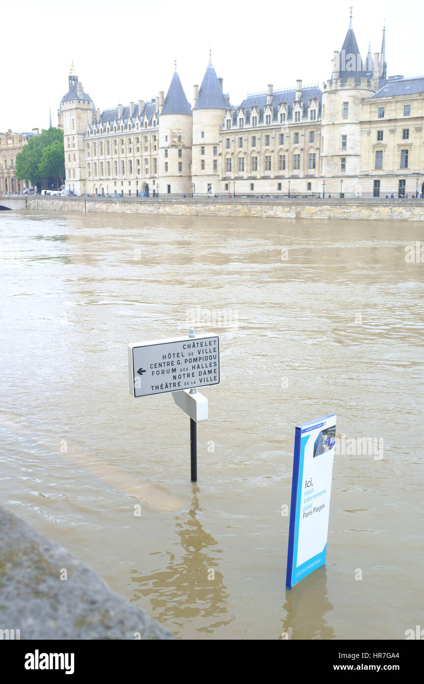 Untergetaucht Straßenschild mit der überfließenden Seine, Paris Stockfoto