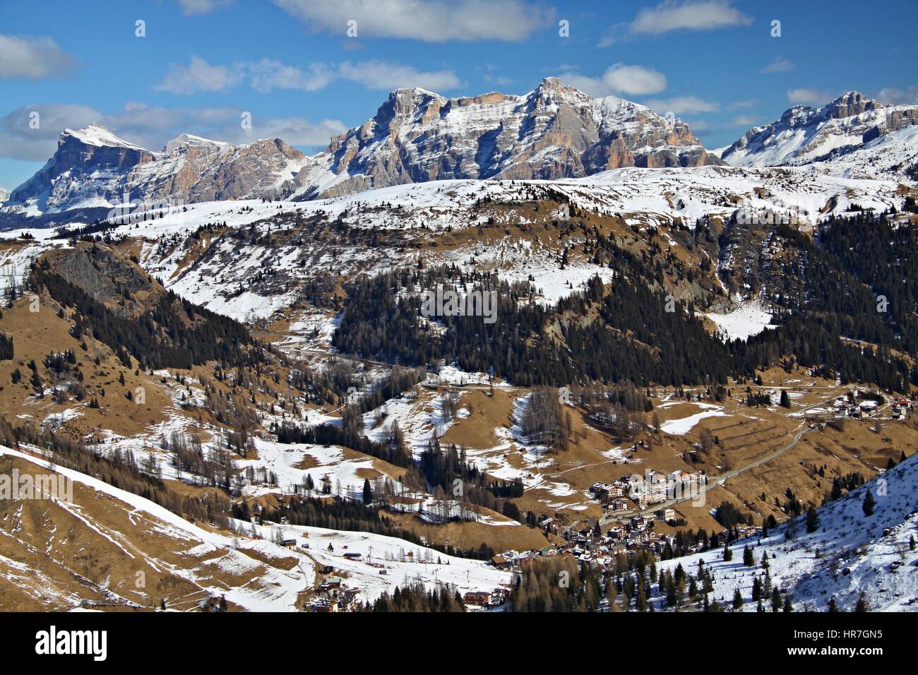 Ende des Winters in den Dolomiten, Blick von der oberen Forcella Porta Vescovo, Ski Gebiet Sella Ronda, Arabba, Italien-ID Fotografie Z Fotobanky: 586007858 Stockfoto