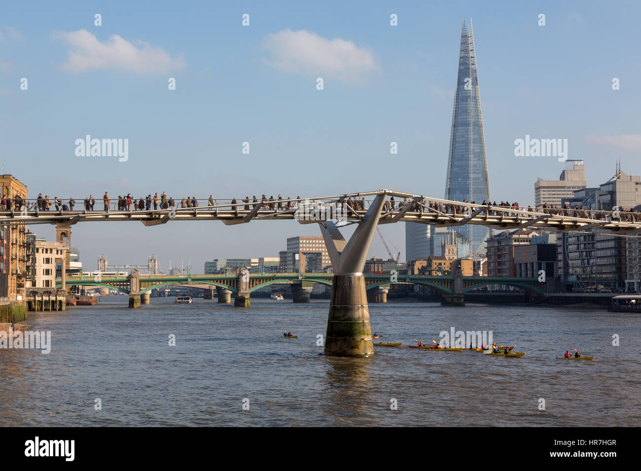 Kanuten unter Millennium Bridge, London, UK Stockfoto