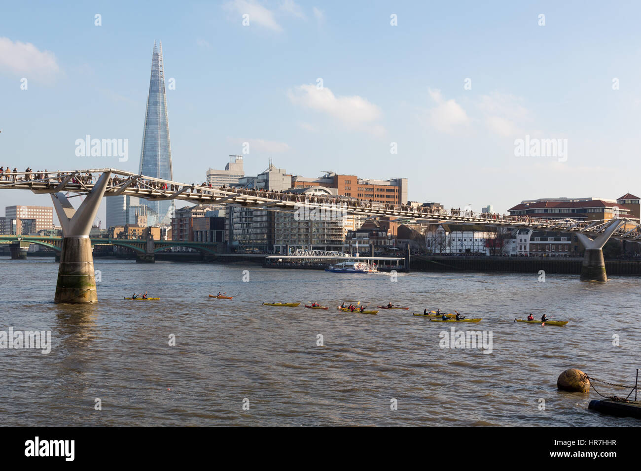 Kanuten unter Millennium Bridge, London, UK Stockfoto