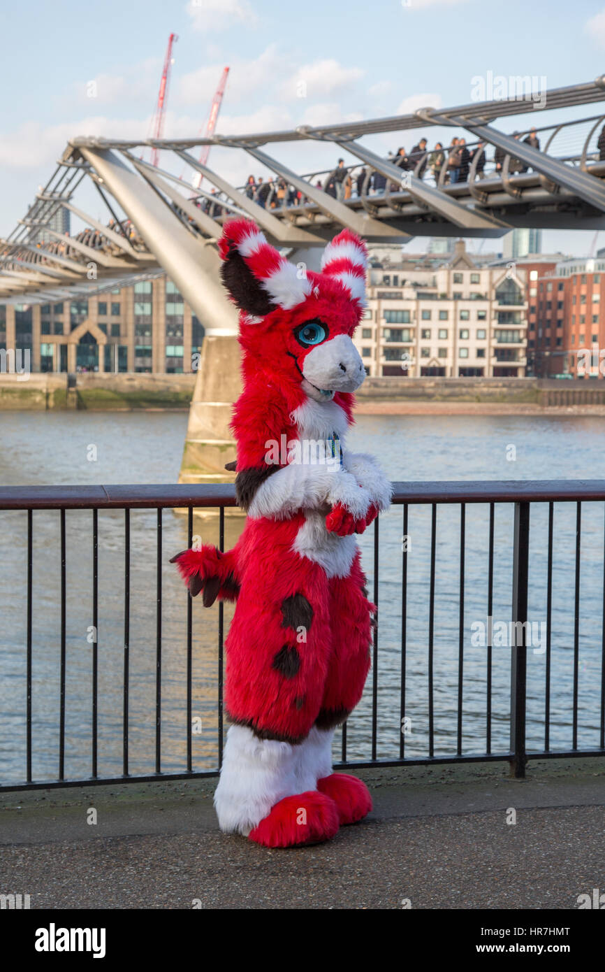 Pelzigen an der Millennium Bridge, London, UK Stockfoto