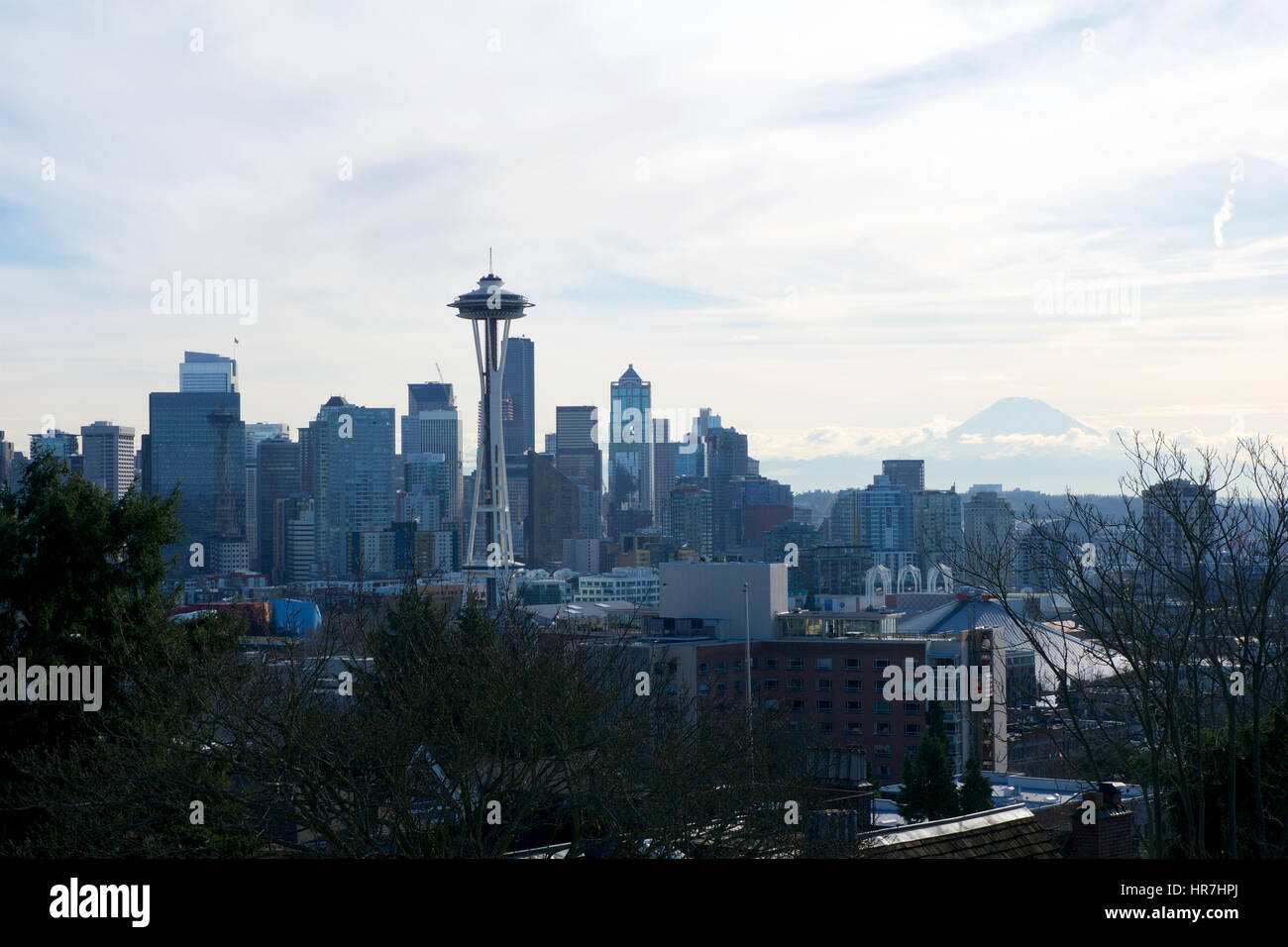 SEATTLE, WASHINGTON, USA - 23. Januar 2017: Seattle Skyline Panorama von Kerry Park gesehen, während das Morgenlicht mit Mount Rainier im Hintergrund Stockfoto