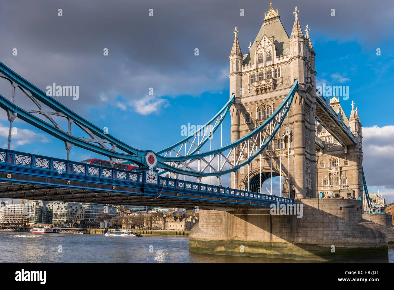 Die Tower Bridge leuchtet in der Sonne an einem ruhigen aber kalten Tag in der Hauptstadt City of London. Stockfoto
