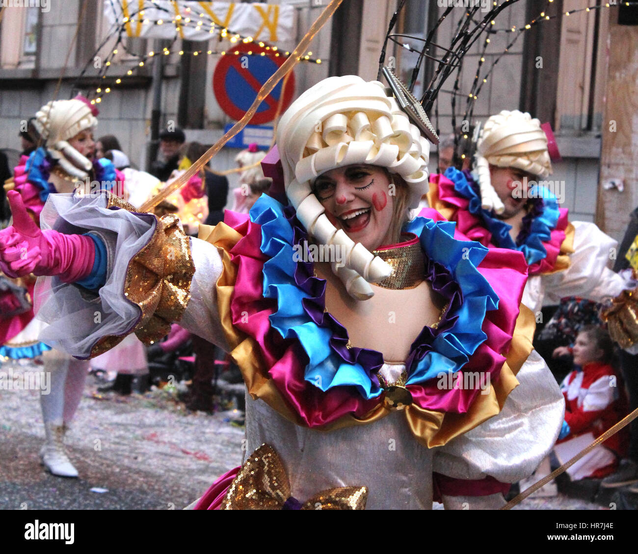 AALST, Belgien, 26. Februar 2017: Unbekannte Tänzerin genießen die Parade während des jährlichen Karnevals in Aalst. Stockfoto