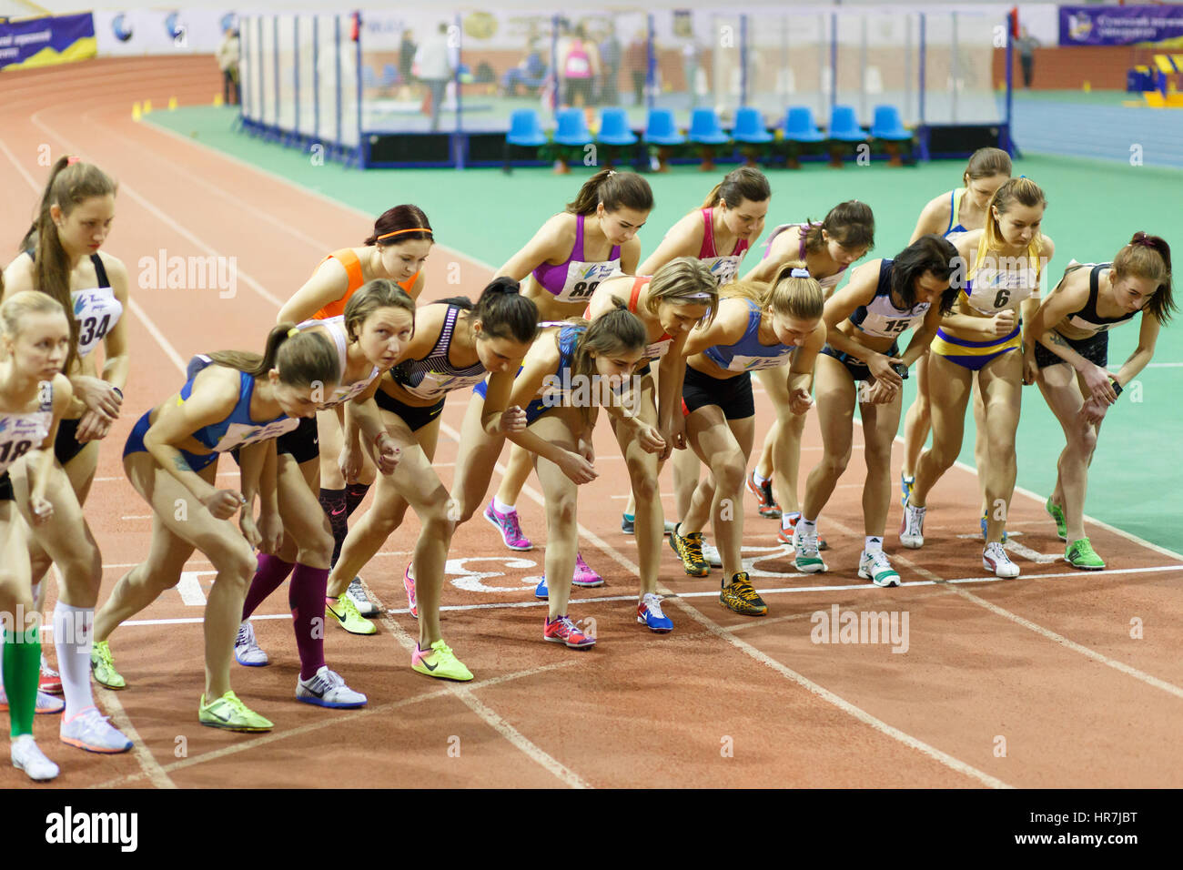 SUMY, UKRAINE - 17. Februar 2017: Start des final Race 3000 m ukrainischen indoor Leichtathletik-WM 2017 Stockfoto