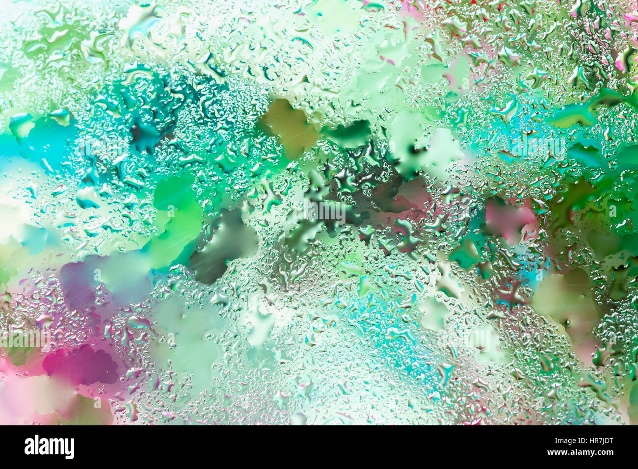 Zusammenfassung Hintergrund in leuchtenden Farben mit Regentropfen, unscharfen Stil. Lebendige Farbtöne für moderne Muster, Tapete oder banner-Design. Mit Platz für Ihren text Stockfoto