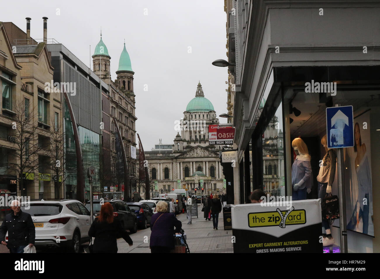 Donegall Place, Belfast, Nordirland, eine Haupteinkaufsstraße an einem grauen Wintertag. Stockfoto