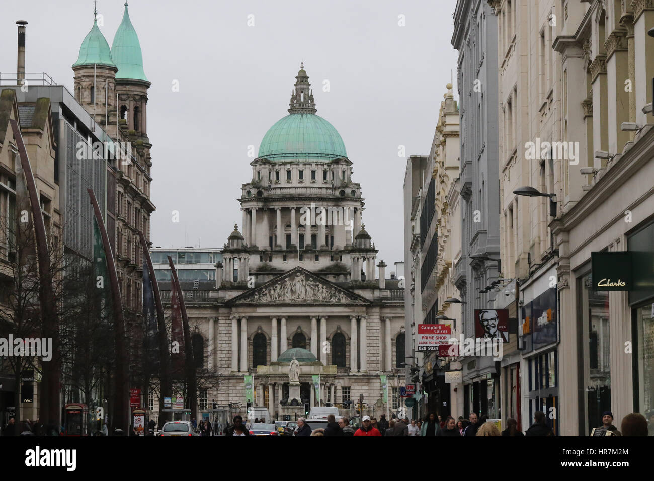 Donegall Place, Belfast, Nordirland, eine Haupteinkaufsstraße an einem grauen Wintertag. Stockfoto