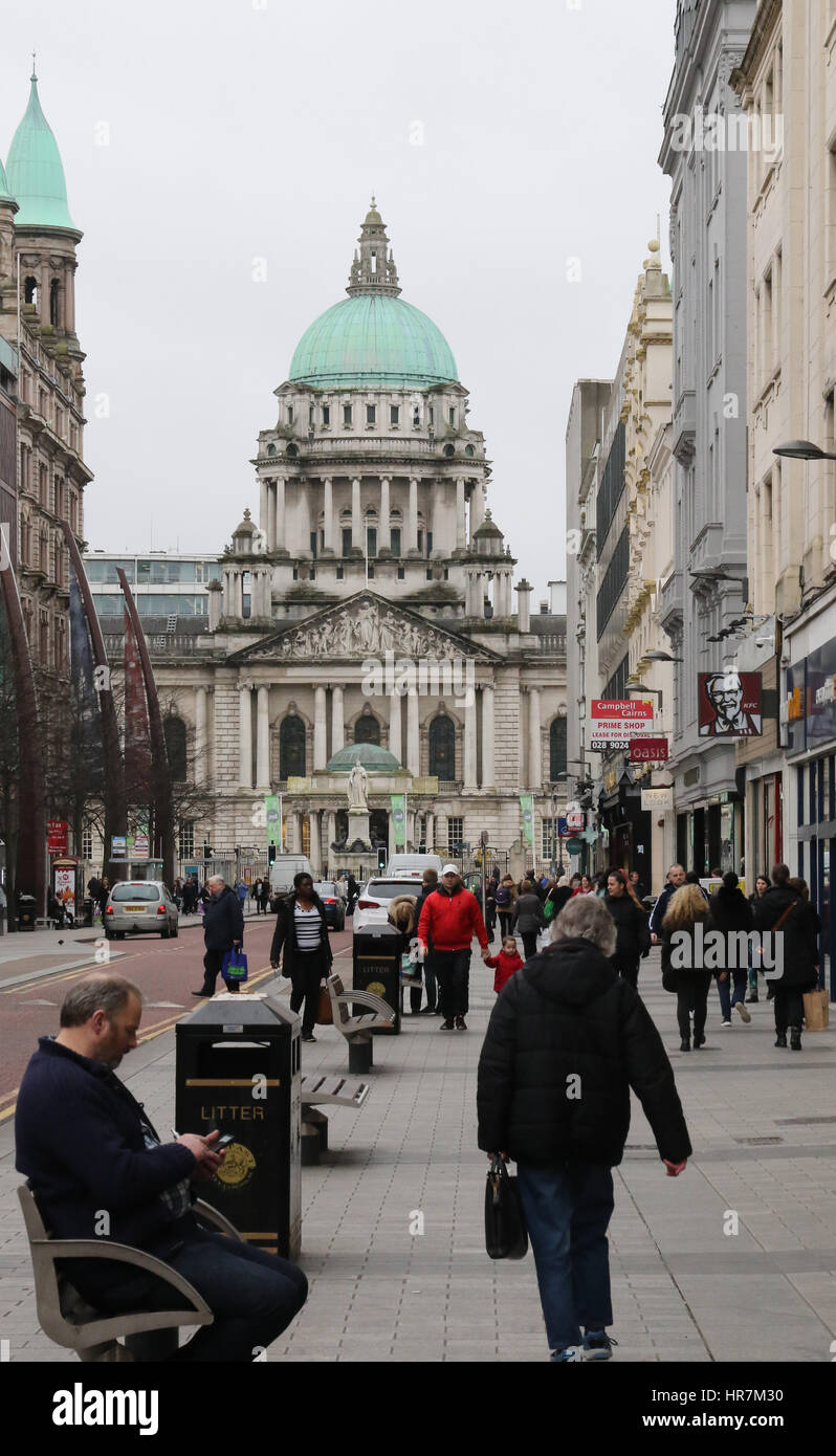Donegall Place, Belfast, Nordirland, eine Haupteinkaufsstraße an einem grauen Wintertag. Stockfoto