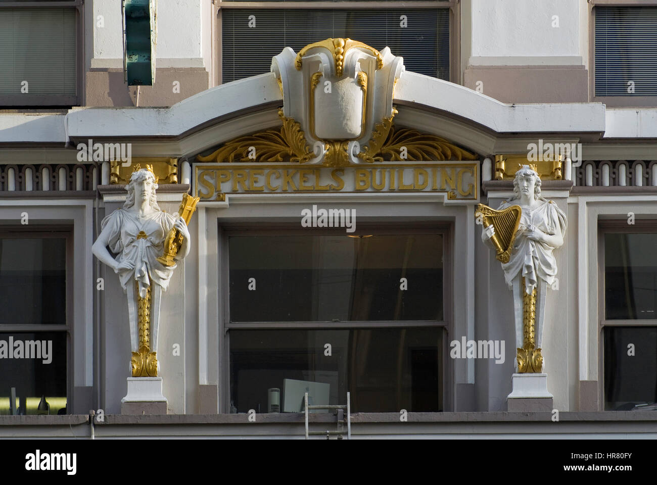 Statuen am historischen Spreckels Gebäude am Broadway in San Diego, Kalifornien, USA Stockfoto