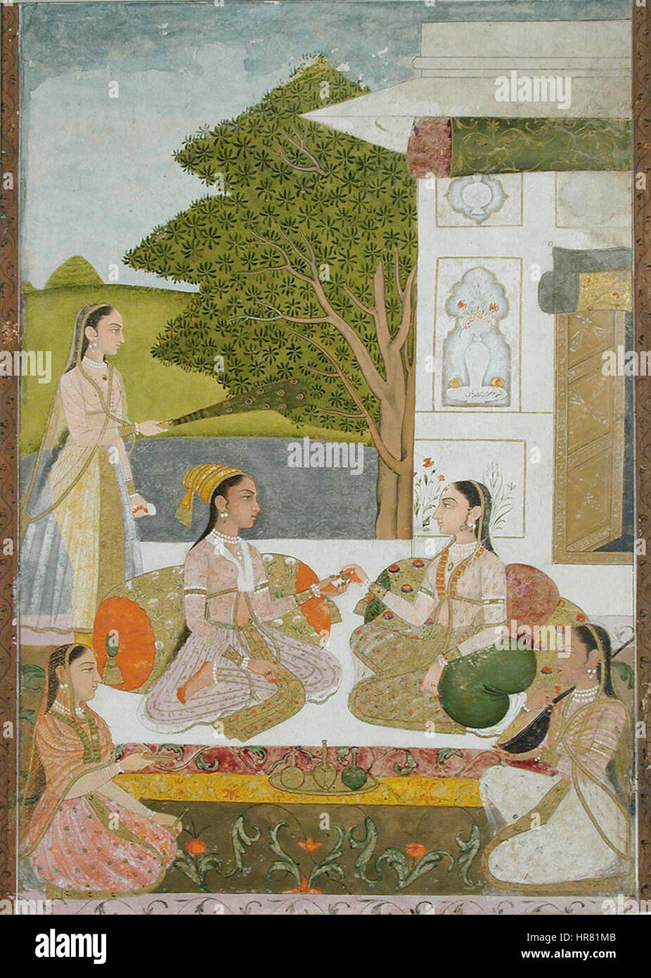 Zwei Frauen und Musiker sitzen außerhalb eines Pavillons (6124545493) Stockfoto