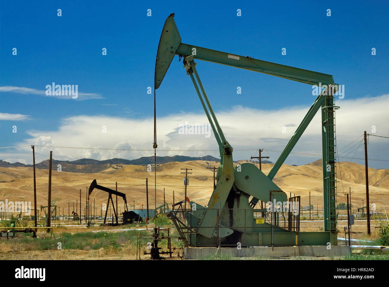 Öl-Bohrtürme in Coalinga Öl und Gas Field, Derrick Boulevard, Coalinga, Kalifornien, USA Stockfoto