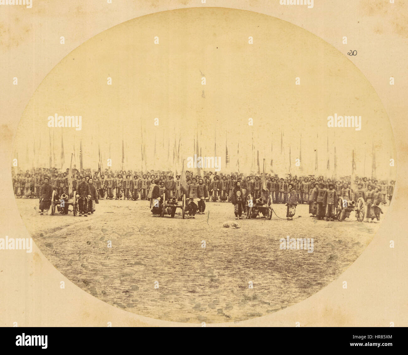 Truppen mit Fahnen in militärische Formation, vier Kanonen vorangestellt. Provinz Gansu, China, 1875 WDL1912 Stockfoto