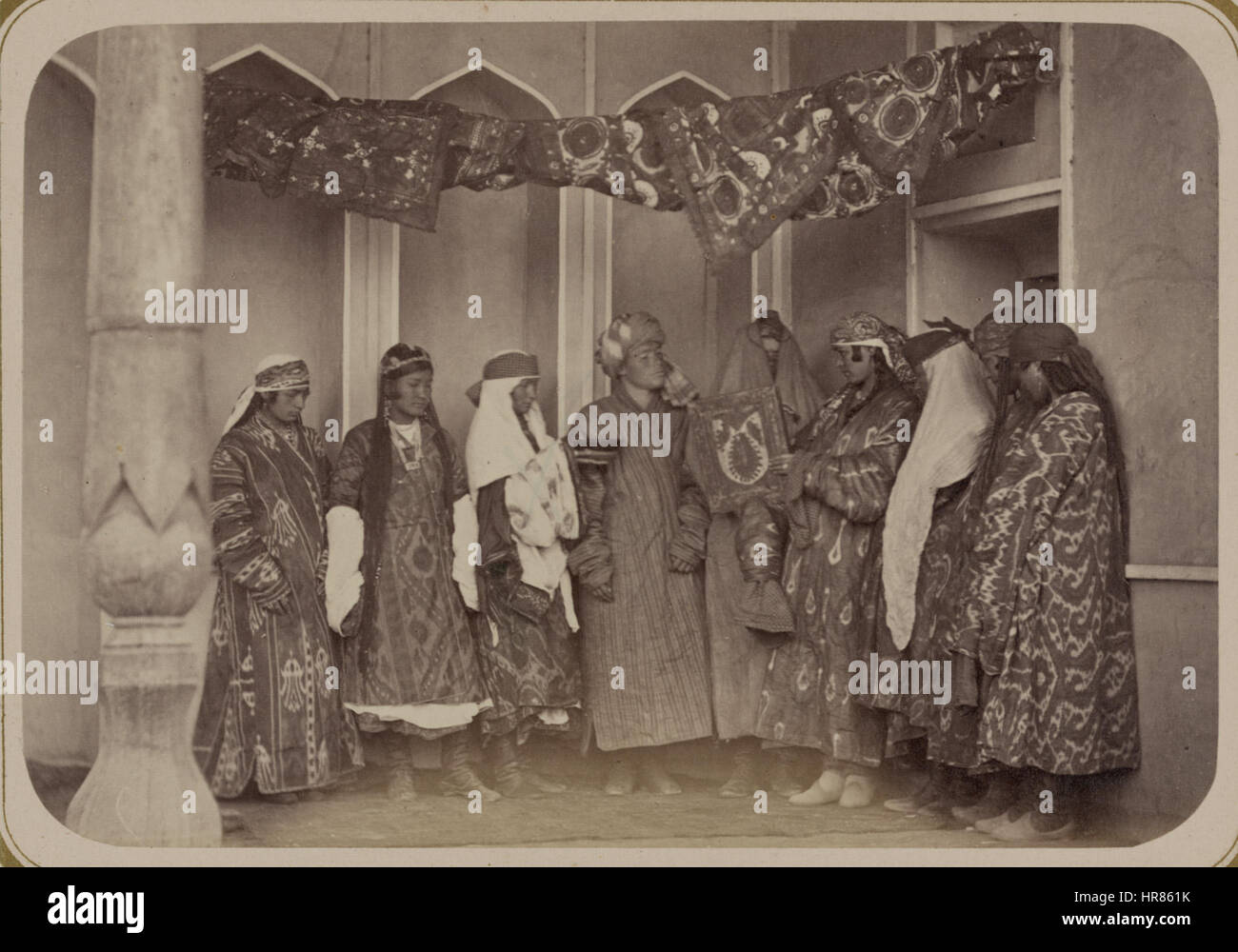Ein fotografischer Druck von tadschikischen Hochzeitsritualen, enthalten im Turkestan-Album, einer mehrbändigen Veröffentlichung aus den Jahren 1871–1872 unter der Schirmherrschaft von Konstantin P. von Kaufman, dem ersten Generalgouverneur von Turkestan, die das kulturelle Erbe Zentralasiens im 19. Jahrhundert präsentiert. Stockfoto