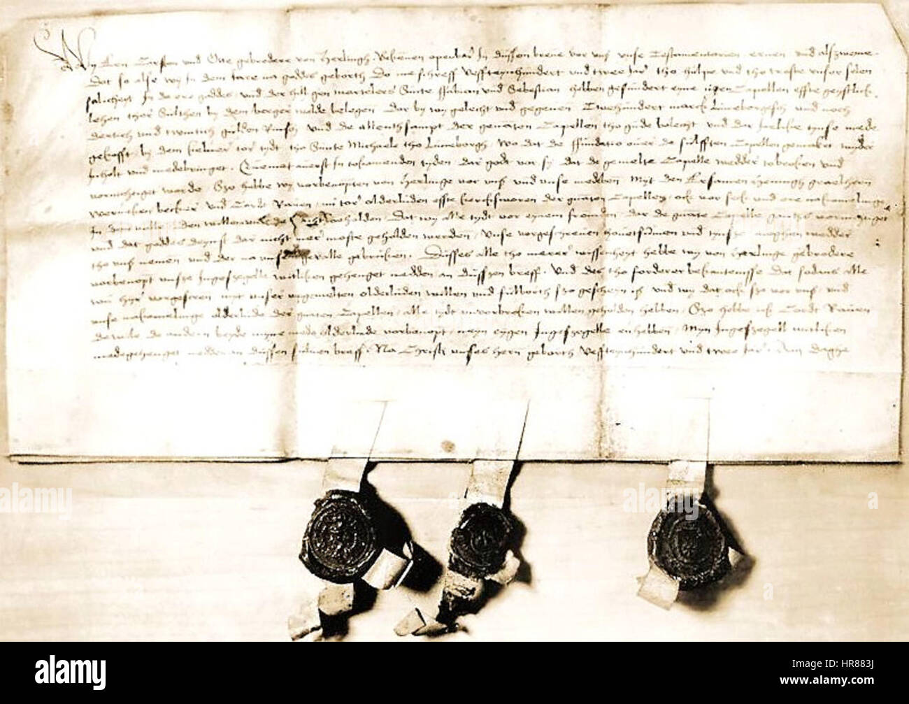 Die Stiftung Suelze Harling Carsten und Otto Urkunde 1502 ist ein historisches Dokument aus dem Jahr 1502, das die Gründung einer gemeinnützigen Einrichtung beschreibt. Das Dokument dient als bedeutendes Stück deutscher mittelalterlicher Geschichte und hebt die sozialen und religiösen Werte der Zeit hervor. Stockfoto