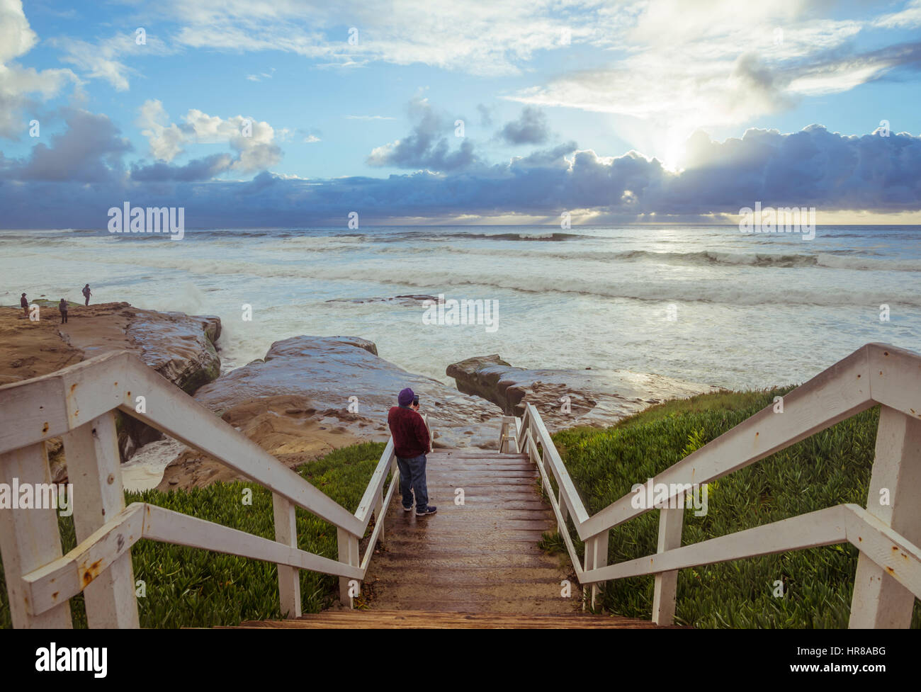 Meer und Küsten Sonnenuntergang Ansicht von oben Treppen hinunter zum Windansea Strand. La Jolla, Kalifornien. Stockfoto