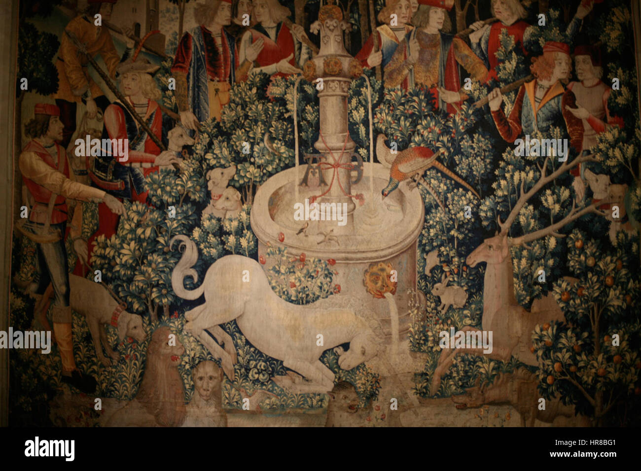 Der Wandteppich *Unicorn Found*, der im Metropolitan Museum of Art gehalten wird, zeigt eine mythische Szene, in der ein Einhorn in einer mittelalterlichen Umgebung festgehalten wird. Der Wandteppich spiegelt die Mischung aus christlichem Symbolismus und mythologischen Themen in der mittelalterlichen Kunst wider. Stockfoto