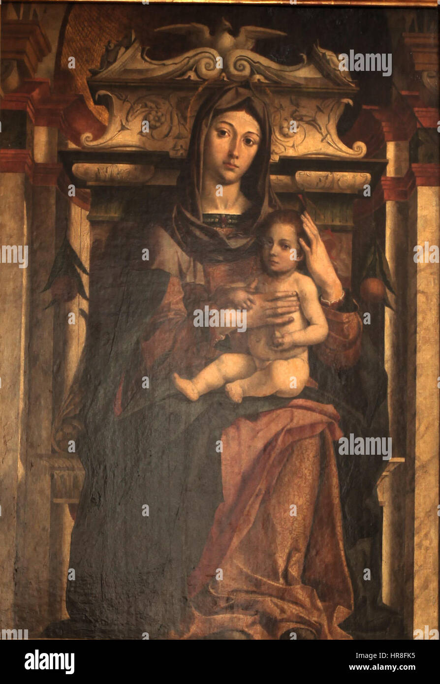 „Jungfrau mit Kind“ von Bartolomeo Montagna ist ein Renaissance-Gemälde, das die Jungfrau Maria mit dem Jesuskind zeigt. Das Stück zeigt Montagnas charakteristische Verwendung von Farbe, Detail und religiösem Symbolismus, typisch für die italienische Kunst des 15. Jahrhunderts. Stockfoto