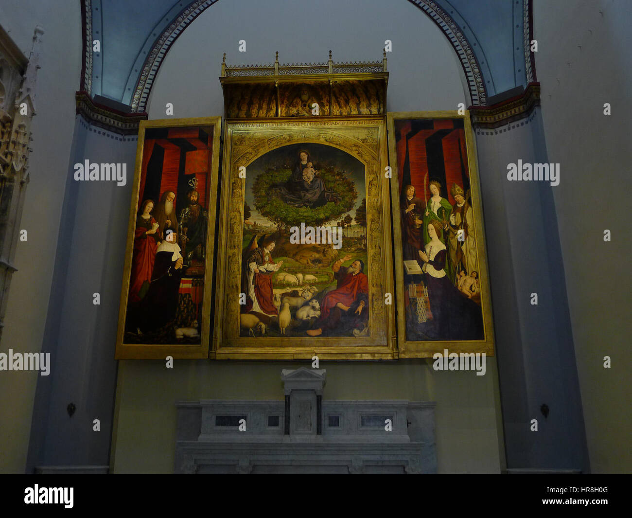 Triptyque du Buisson Ardent (das Triptychon des brennenden Bush), das um 1475–1476 entstand, ist ein religiöses Kunstwerk, das die biblische Szene von Moses und dem brennenden Bush darstellt. Dieses Kunstwerk veranschaulicht Kunsttechniken der frühen nördlichen Renaissance und religiösen Symbolismus. Stockfoto