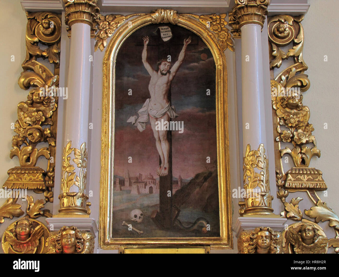 Dieses Bildmaterial zeigt die Sts. Pierre-Paul-Kirche in Truchtersheim. Das Gemälde hebt die architektonischen Merkmale der Kirche hervor, wobei der Schwerpunkt auf ihrer historischen Bedeutung liegt. Das Werk vermittelt die Rolle der Kirche als religiöses und kulturelles Wahrzeichen in der Region mit detaillierten Darstellungen ihrer Fassade und Umgebung. Stockfoto