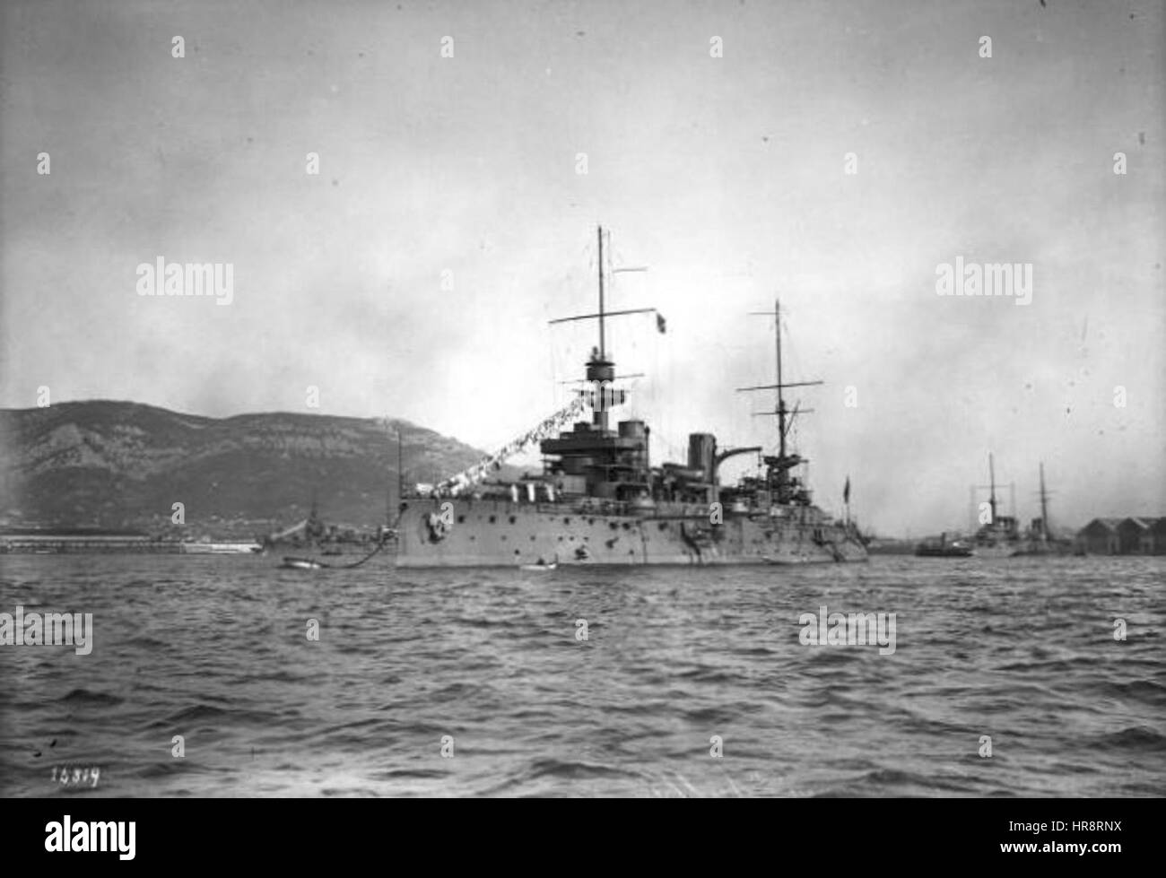 Dieses Bild zeigt den französischen Marinekommandanten Suffren in Toulon, einem bedeutenden Hafen in Südfrankreich. Das Kunstwerk unterstreicht die militärische und strategische Bedeutung Toulons im späten 18. Jahrhundert und zeigt die Marinemacht Frankreichs. Stockfoto