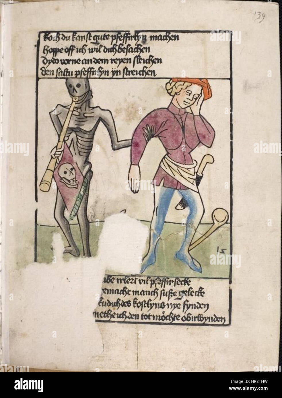 Das „Totentanz“-Blockbuch aus dem 15. Jahrhundert präsentiert den Tanz des Todes, ein allegorisches Thema, das die Mortalität repräsentiert. Dieses frühe gedruckte Werk reflektiert mittelalterliche Sorgen um den Tod und das Jenseits. Stockfoto