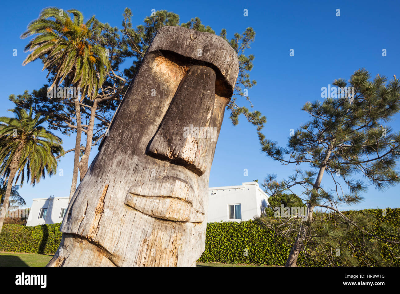 Tiki Head Statue befindet sich auf dem Parkplatz oberhalb des Swamis Strandes. Encinitas, Kalifornien. Stockfoto