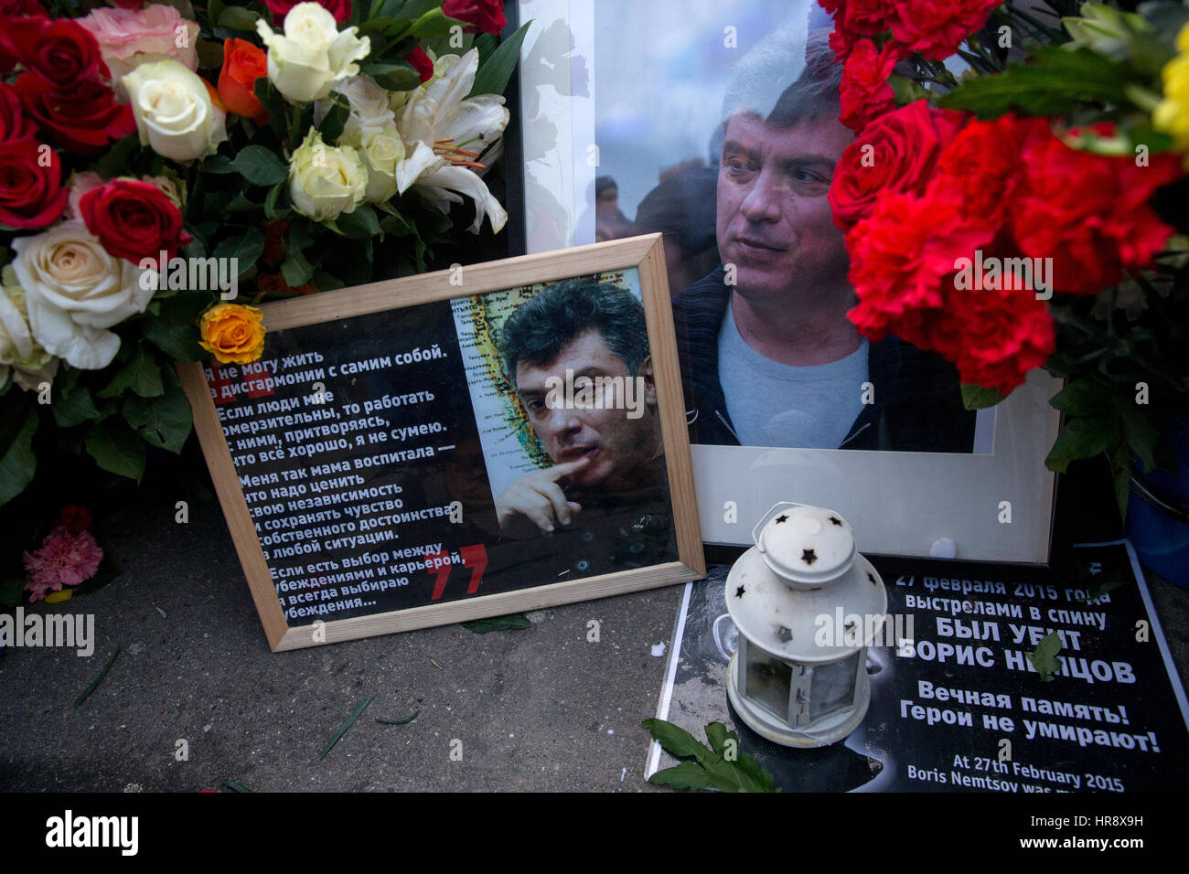 Moskau, Russland. 26. Februar 2017. Porträts des russischen Politikers Boris Nemtsov und Blumen am Bolschoi Moskvoretsky Brücke, wo er erschossen wurde ich Stockfoto