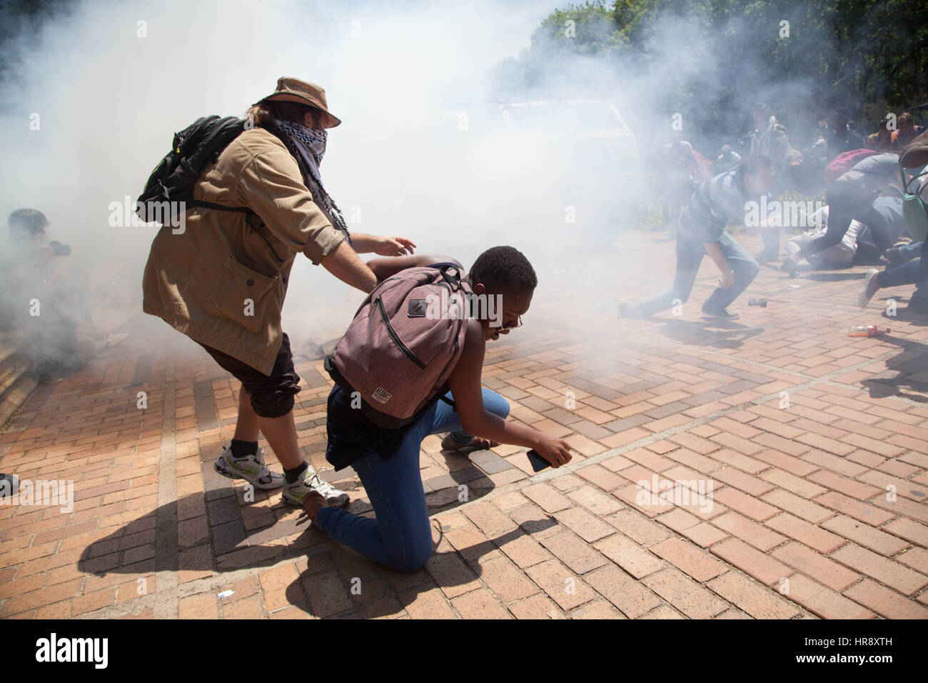 Bundesweit südafrikanische Studenten protestieren für freie Bildung. Mit Hilfe den #feesmustfall-Slogan. Oktober 2017 Wits University Stockfoto