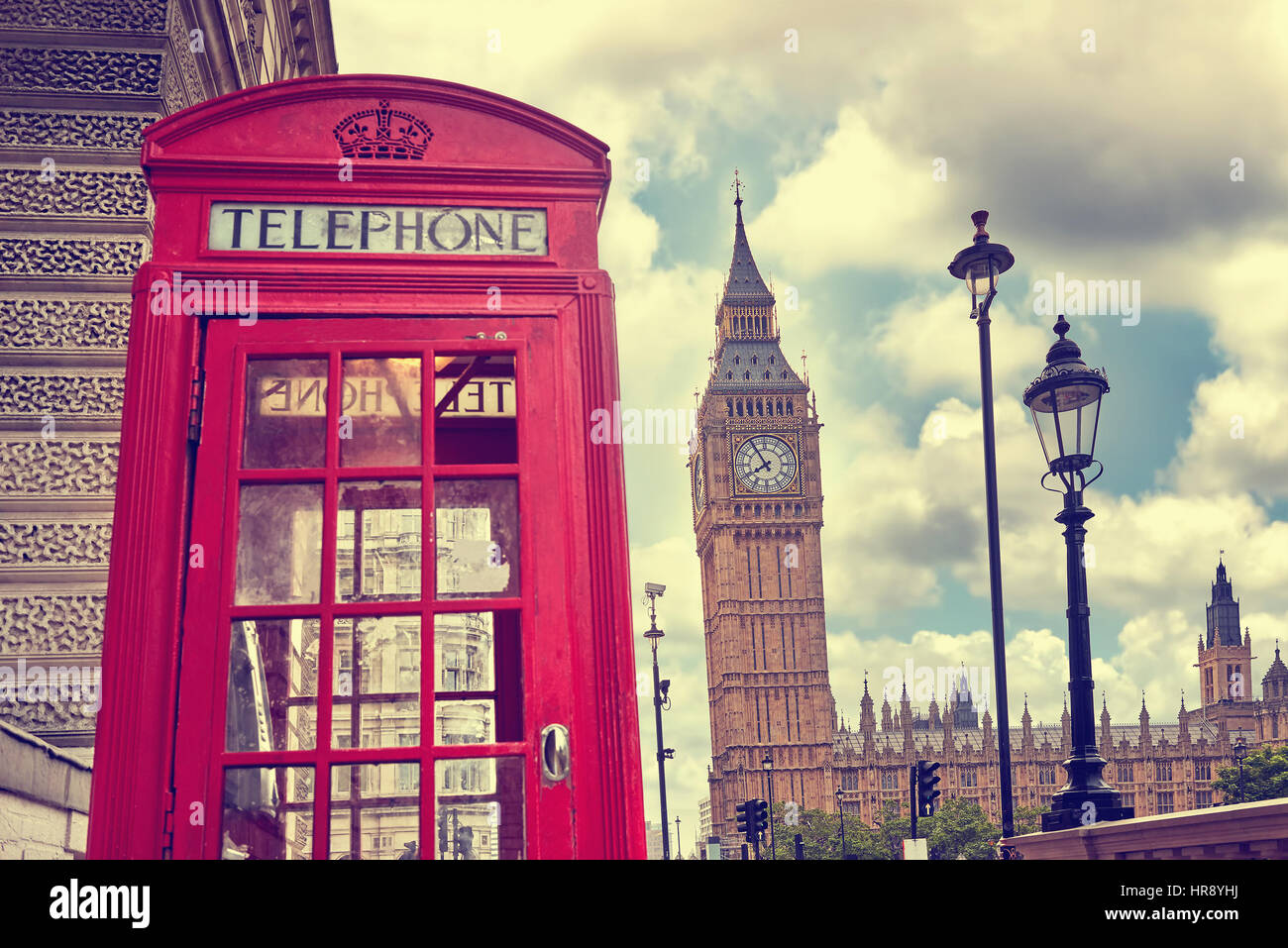 London - Big Ben-Turm und eine rote Telefonzelle. Vintage Film-Effekt. Instagram-filter Stockfoto