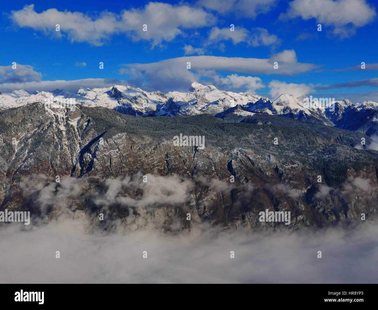 Berg Triglav an hellen Wintertag im Schnee in Slowenien bedeckt. Stockfoto