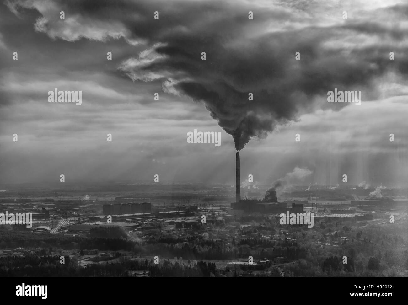 Luftverschmutzung, Rauch aus Rohren und Fabrik mit Winter-Hintergrund Stockfoto