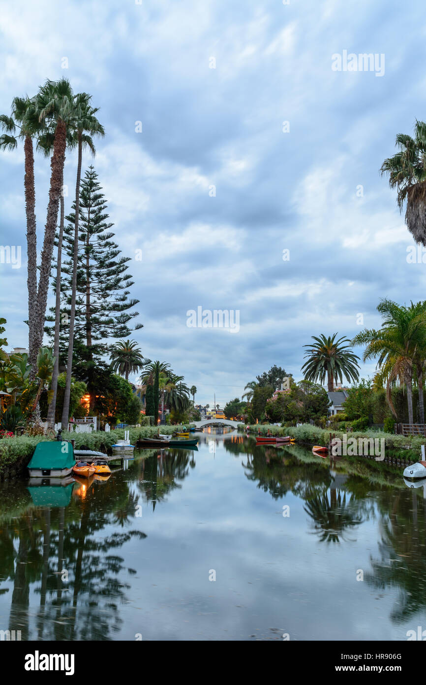 Genießen Sie die Reflexionen und die Farben, die hinunter die Kanäle auf eine heiter am späten Nachmittags in Venice, Kalifornien Stockfoto