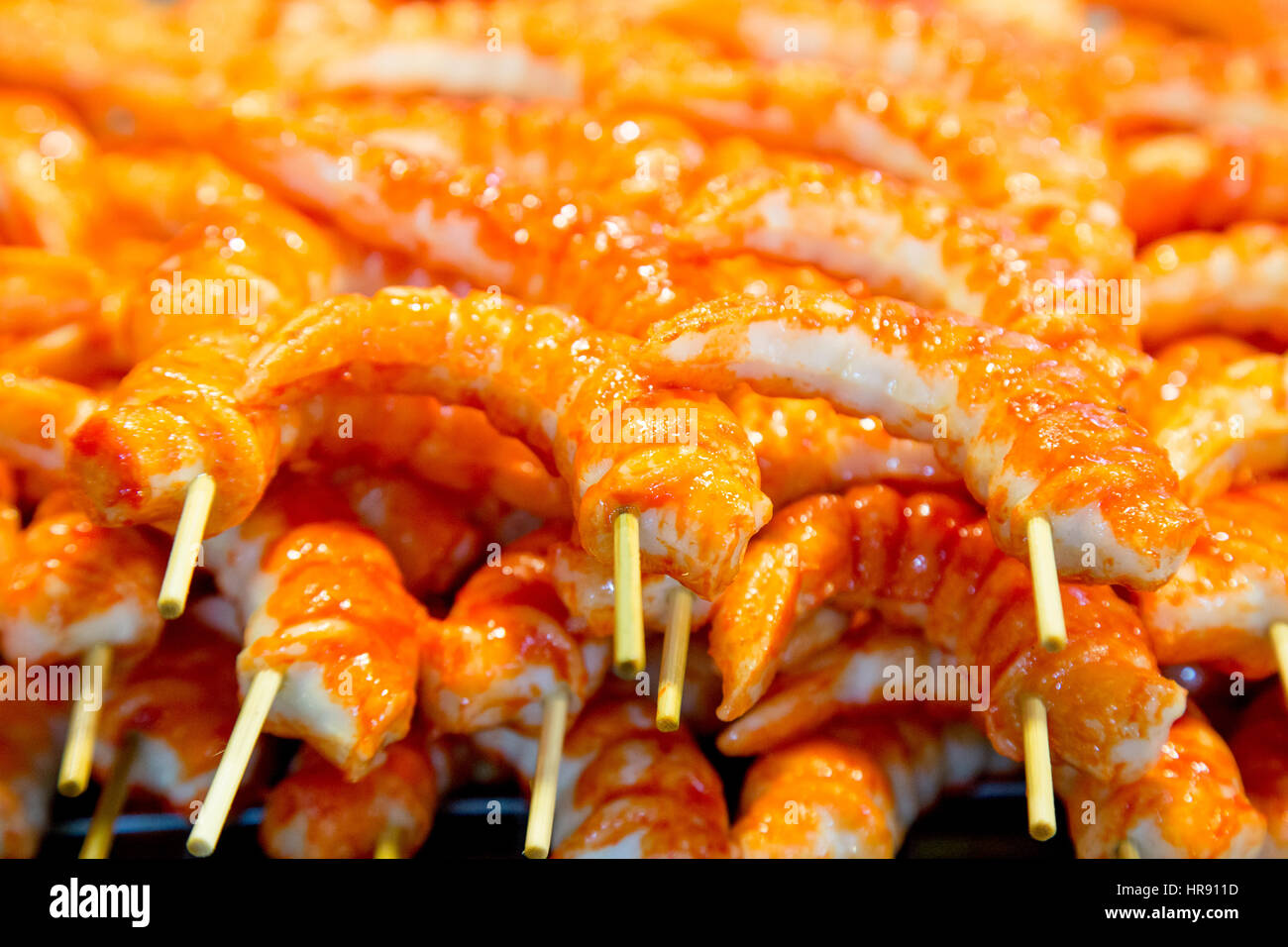 Krabbenfleisch auf einem Holzstab Stockfoto